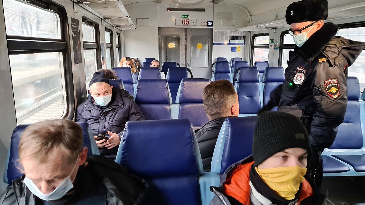 Полиция следит за соблюдением масочного режима в общественном транспорте в Москве