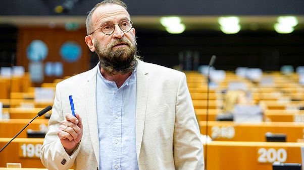 Político húngaro József Szájer admitiu que estava na orgia gay. (Foto: Reprodução / Euronews)