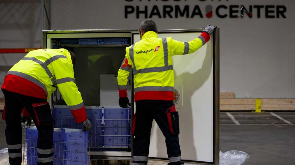 Trasportatori addetti alla "catena del freddo" per la manipolazione di medicinali e vaccini allo Swissport Pharma Center di Machelen, Belgio