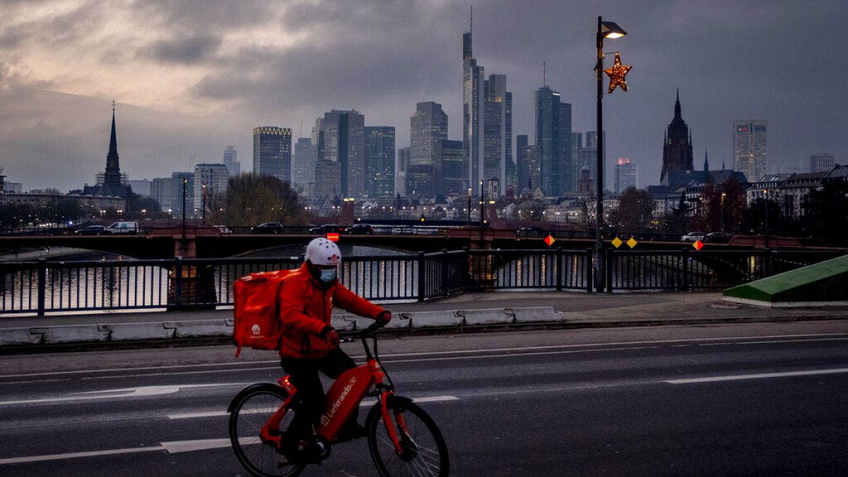 Lieferdienst auf dem Fahrrad mit Maske in Frankfurt