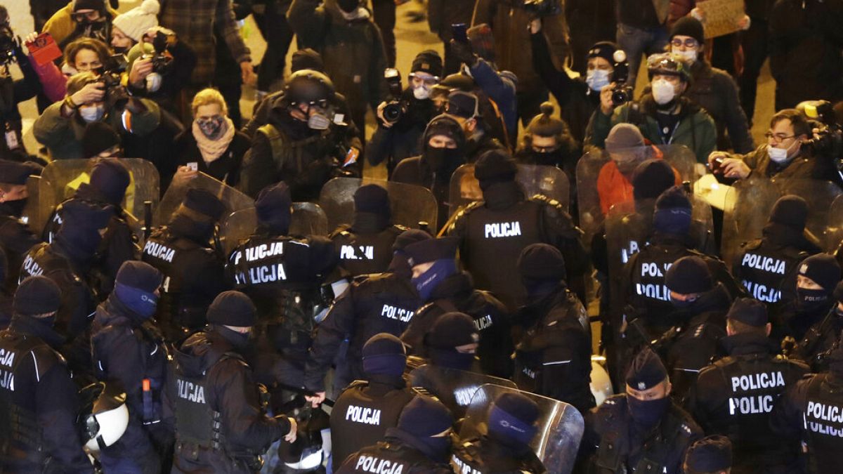 Enfrentamientos entre policía y manifestantes este sábado 28 de noviembre en Varsovia 