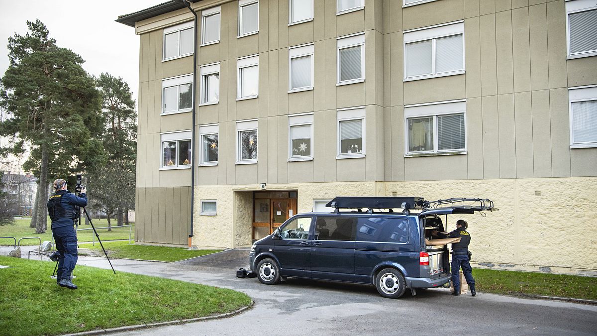 Stockholm polisi başkentin güneyindeki bir apartman dairesinde 41 yaşındaki oğlunu 28 yıldır kilitli tuttuğu iddia edilen 70'li yaşlardaki kadın hakkında soruşturma başlattı