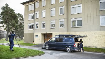الشرطة السويدية أمام عمارة جنوب ستوكهولم يشتبه أن صاحبة شقة فيها حبست ابنها طيلة سنوات طويلة. 2020/12/01