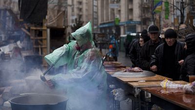 امراة توزع طعاما في ساحة الاستقلال وسط كييف. 2014/03/16
