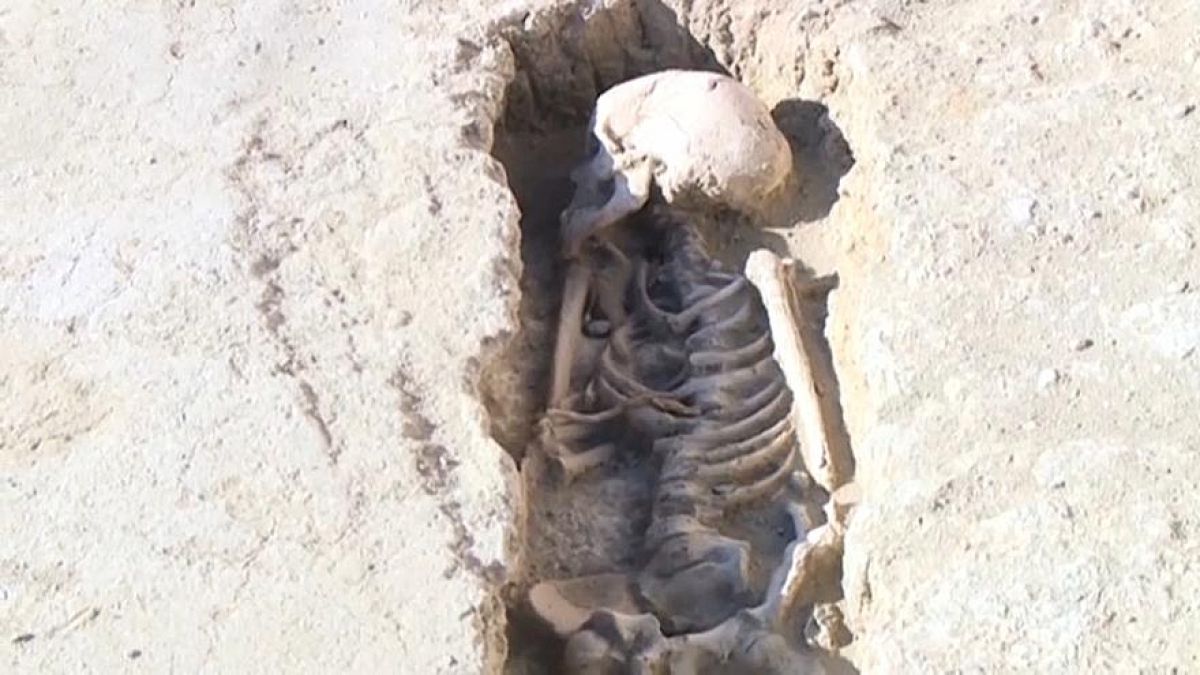 هيكل من ضمن 400 هيكل عظمي تم العثور عليها في سرقسطة ، إسبانيا ، يعتقد أنها جزء من مقبرة إسلامية من القرن الثامن