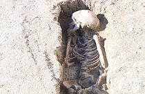 هيكل من ضمن 400 هيكل عظمي تم العثور عليها في سرقسطة ، إسبانيا ، يعتقد أنها جزء من مقبرة إسلامية من القرن الثامن