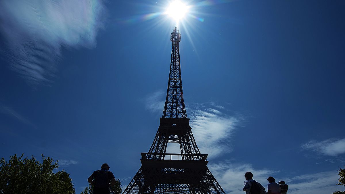 Das Pariser Wahrzeichen: der Eiffelturm. 