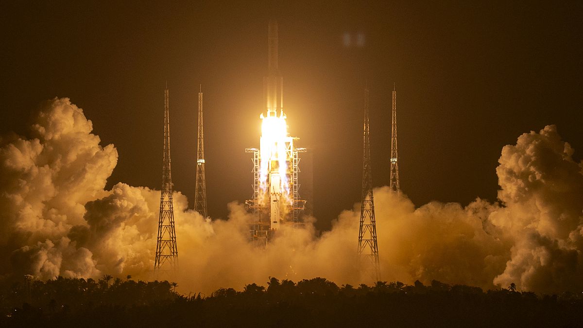 Rakete bringt Chang'e-5 ins All. 