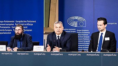 Szájer József, Orbán Viktor és Havasi Bertalan a Fidesz néppárti tagságának felfüggesztése utáni sajtótájékoztatón Brüsszelben