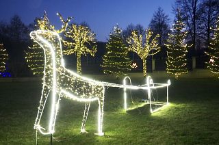 Weihnachtsdekoration in Washington, Moskau und dem kosovarischen Pjetërshan.