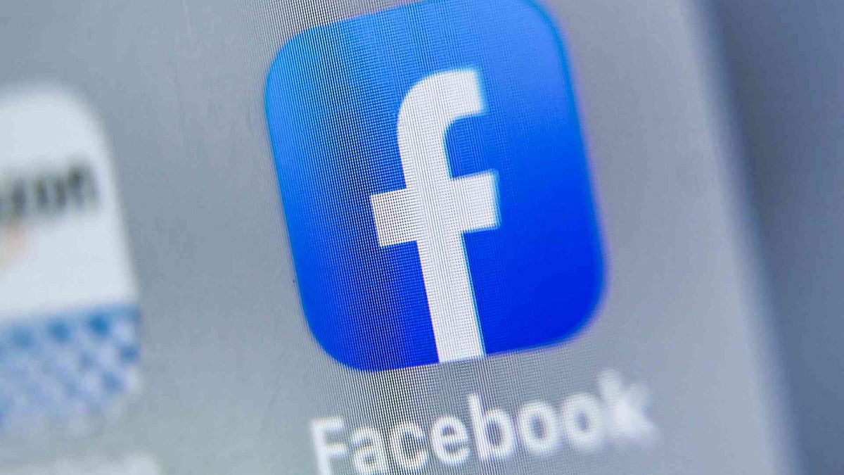 شعار موقع التواصل الاجتماعي الفيسبوك  معروض على جهاز لوحي في مدينة ليل الفرنسية، 28 أغسطس 2019