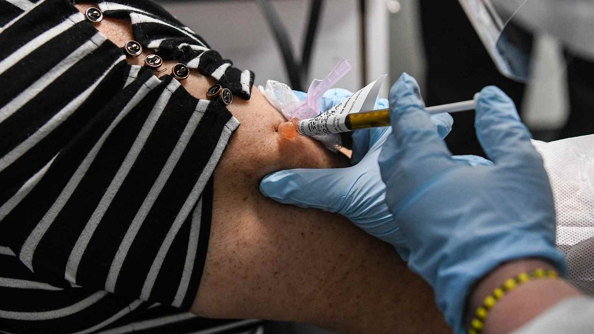 امرأة تتلقى اللقاح التجريبي ضد كوفيد-19 في مراكز الأبحاث الأمريكية (RCA) في هوليوود، فلوريدا، 13 أغسطس 2020