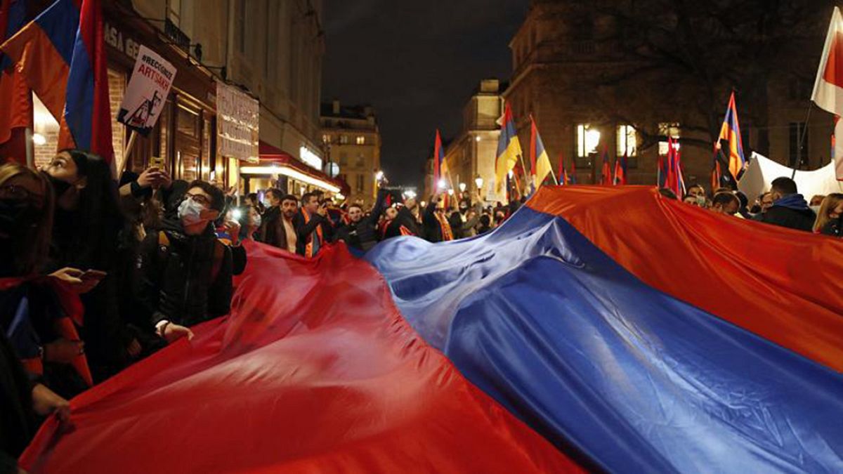 Fransa'da Karabağ için eylem yapan Ermeni göstericiler (arşiv)