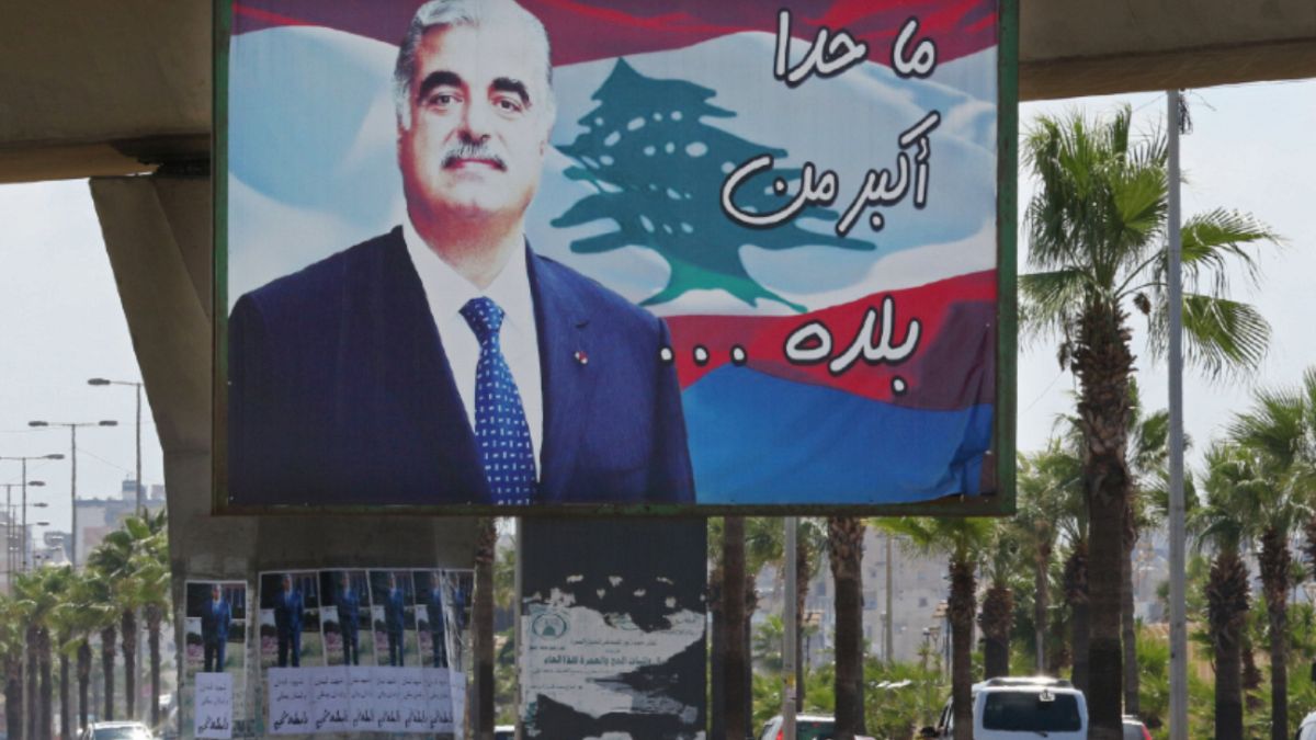 صورة لرئيس الوزراء اللبناني المغتال رفيق الحريري ، في أحد شوارع بلدته الجنوبية مدينة صيدا