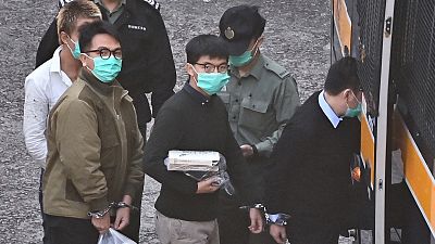 Les militants prodémocratie Joshua Wong, au centre,et Ivan Lam, à gauche, quittant la prison de Lai Chi Kok à Hong Kong spour se rendre au tribunal, le 2 décembre 2020