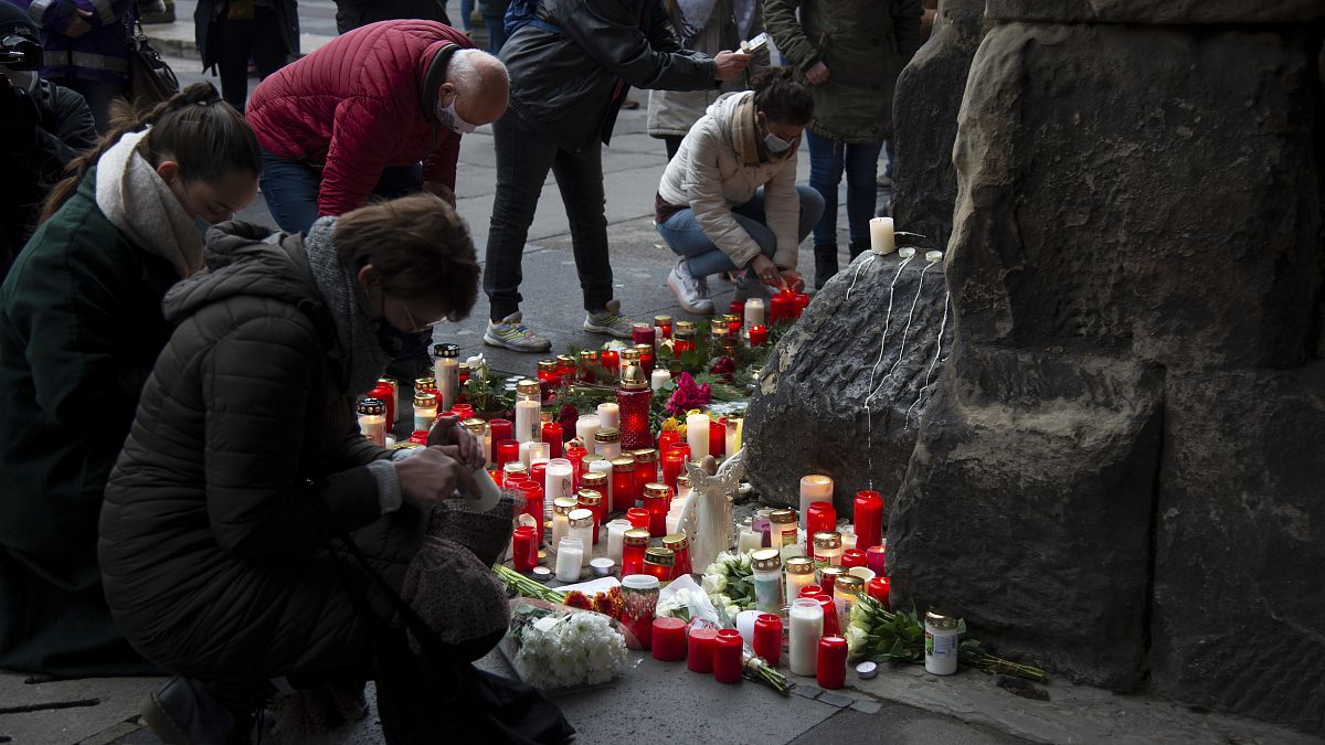 أهالي مدينة ترير الألمانية يترحمون على أرواح ضحايا حادث دهس بسيارة.