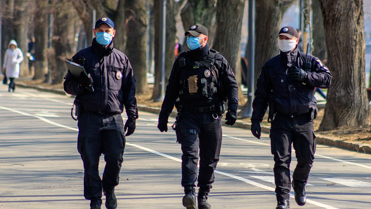 Járőröző ukrán rendőrök a kárpátaljai Ungváron, 2020. márciusában