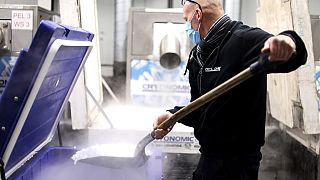 Un employé de la société belge Cryonomic manipule de la glace carbonique, utilisée dans le transport des doses de vaccins - Gand (Belgique), le 02/12/2020
