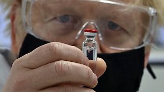 El primer ministro británico, Boris Johnson, observa una dosis de la vacuna de AstraZeneca