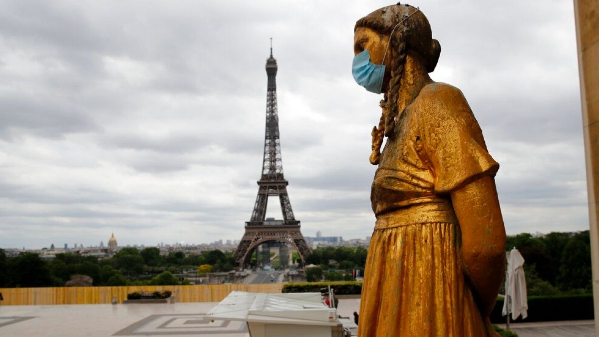 Eyfel Kulesi önündeki ünlü Trocadero Meydanı'nda bir heykele Covid-19 salgını sebebiyle maske takıldı. AP Arşiv