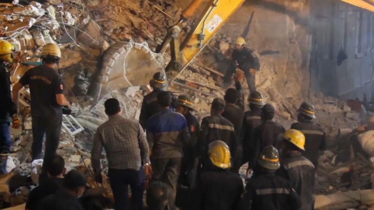 عمليات بحث وانقاذ بعد انهيار بناية في الإسكندرية