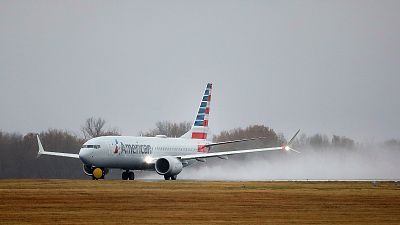 Az American Airlines egyik Boeing 737 Max típusú repülője száll fel a tulsai repülőtéren 2020. decemberr 2-án.