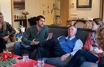 Familia española hablando sobre los regalos de este año