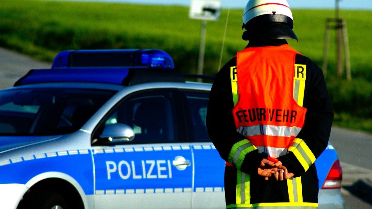Polizeiauto und Feuerwehrmann in Deutschland