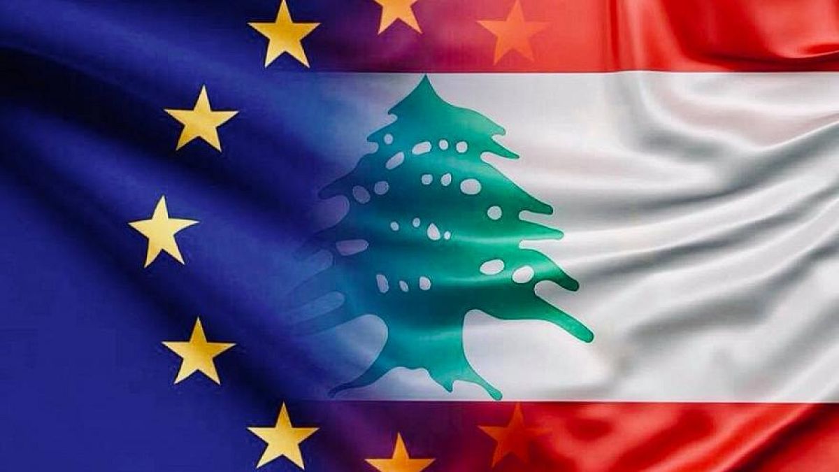 علم الاتحاد الأوروبي بجانب العلم اللبناني 