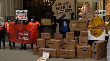 شاهد: متظاهرون يحتجون أمام منزل الرئيس التنفيذي لشركة أمازون في مانهاتن