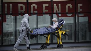 ARCHÍV: a koronavírus-járvány miatt védőmaszkot viselő beteg és ápoló a párizsi Tenon Kórházban 2020. október 