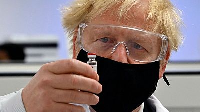 Il premier britannico Boris Johnson posa con una fiala del vaccino anti Covid