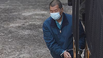 Jimmy Lai viene scortato in prigione da agenti dei Servizi Correzionali, Hong Kong