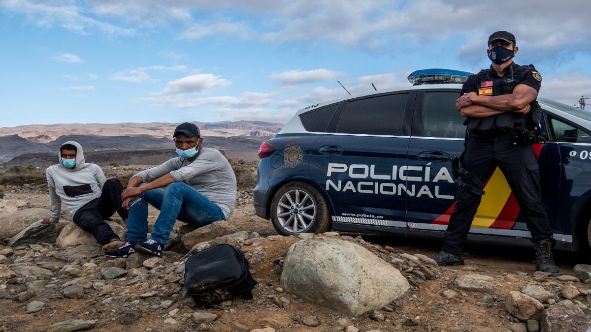 الشرطة الإسبانية تحتجز مهاجرين بعد وصولهم إلى ساحل جزر الكناري ، 16 أكتوبر / تشرين الأول 2020.
