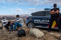 الشرطة الإسبانية تحتجز مهاجرين بعد وصولهم إلى ساحل جزر الكناري ، 16 أكتوبر / تشرين الأول 2020.