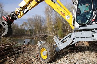 Clearing log jams on the river Aude is part of the pro-active approach to flood risk management