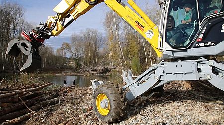 Clearing log jams on the river Aude is part of the pro-active approach to flood risk management