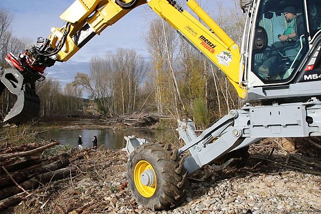 Clearing log jams on the river Aude is part of the pro-active approach to flood risk management