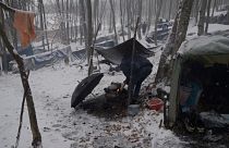نخستین برف زمستانی پناهجویان را در غرب بوسنی زمین‌گیر کرد