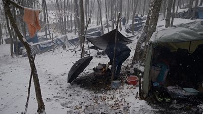 نخستین برف زمستانی پناهجویان را در غرب بوسنی زمین‌گیر کرد