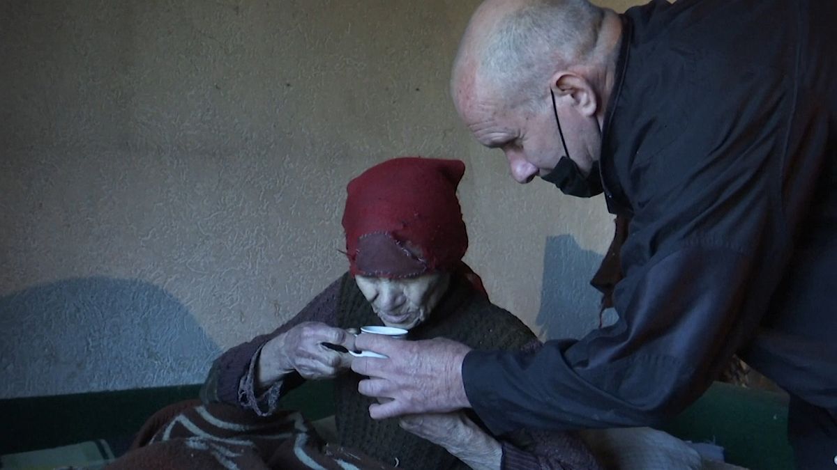 Arnavut Fadil Rama, pandemide 92 yaşındaki Sırp Blagica Dicic ile ilgileniyor