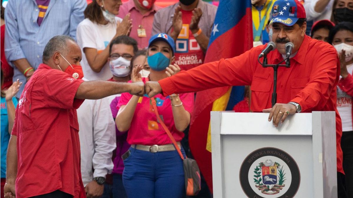 Nicolás Maduro saluda a Diosdado Cabello durante el acto de cierre de campaña en Caracas, Venezuela