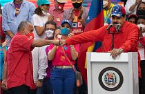 Nicolás Maduro saluda a Diosdado Cabello durante el acto de cierre de campaña en Caracas, Venezuela