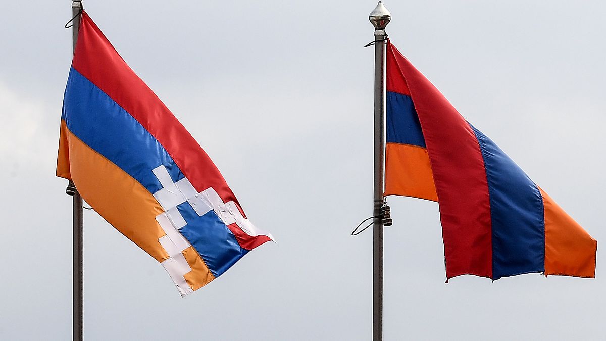  علما أرمينيا (يمين) وناغورني كاراباخ في  ستيباناكيرت في ناغورني كاراباخ المنفصلة  خلال المعارك بين أرمينيا وأذربيجان