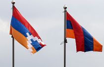  علما أرمينيا (يمين) وناغورني كاراباخ في  ستيباناكيرت في ناغورني كاراباخ المنفصلة  خلال المعارك بين أرمينيا وأذربيجان