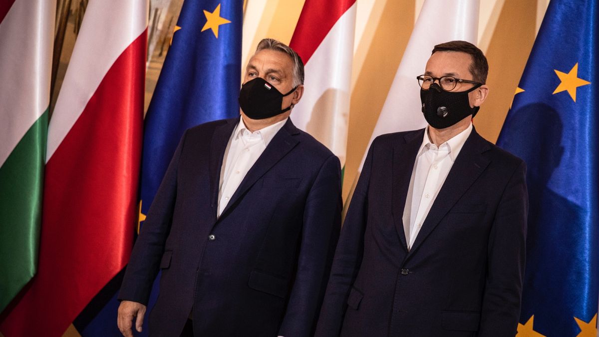 Orbán Viktor miniszterelnök (b) és Mateusz Morawiecki lengyel kormányfő (j) Varsóban 2020. november 30-án