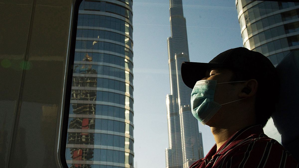 أكثر من 1300 إصابة بفيروس كورونا في الإمارات