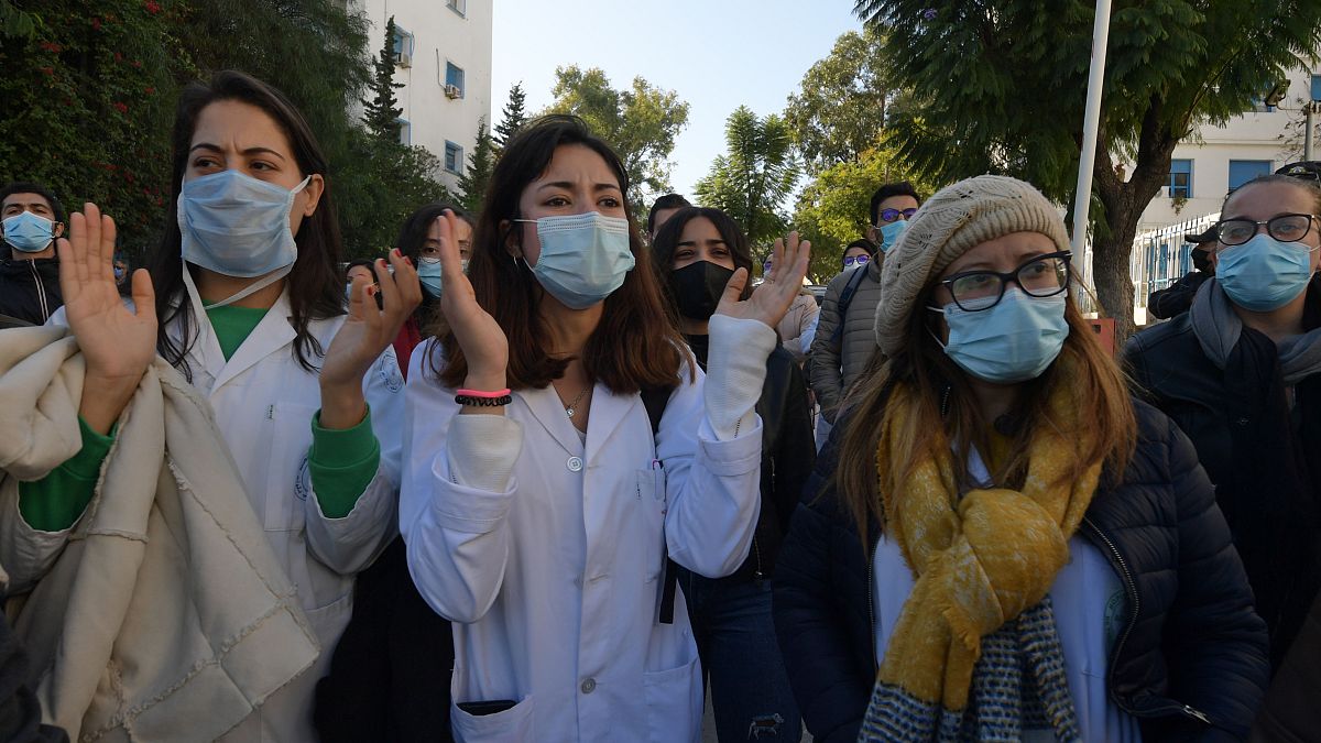 طبيبات يتظاهرن بعد حادثة الوفاة