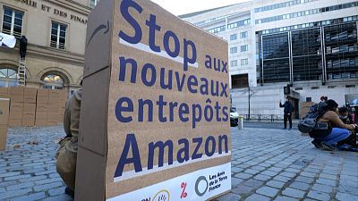Poster saying "Stop aux nouveau entrepôts Amazon" (stop new Amazon warehouses), boxes and banners outside the Finance Ministry