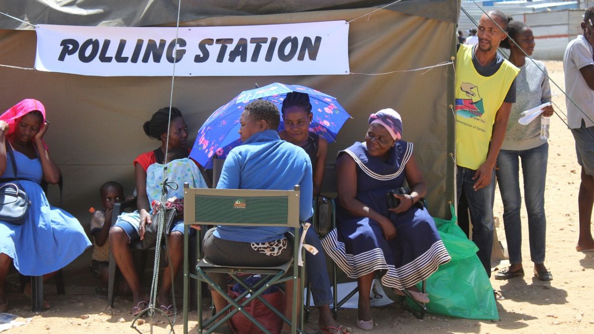 ناميبيون يصطفون للإدلاء بأصواتهم في مركز اقتراع بالقرب من ويندهوك، ناميبيا.